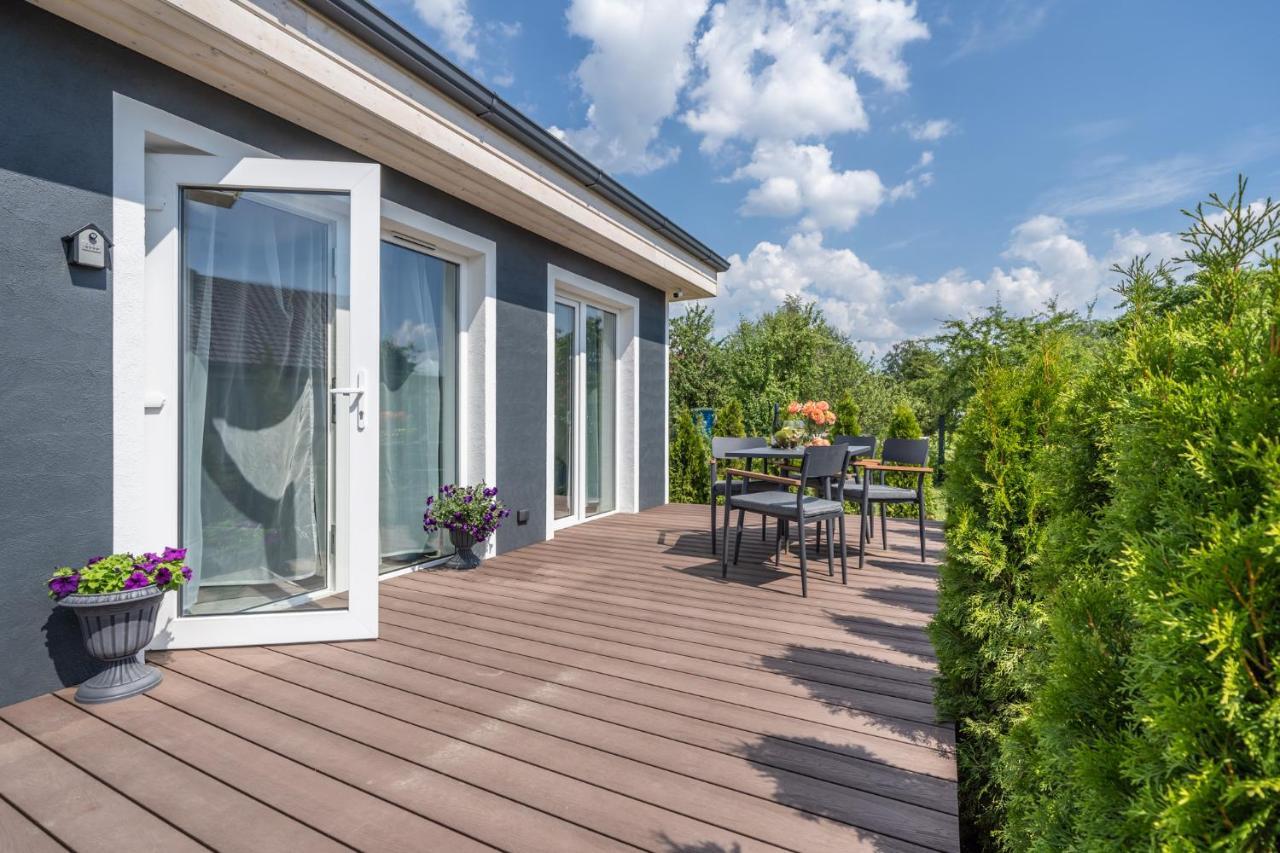Villa Family Garden House With Free Private Parking & Playground à Riga Extérieur photo