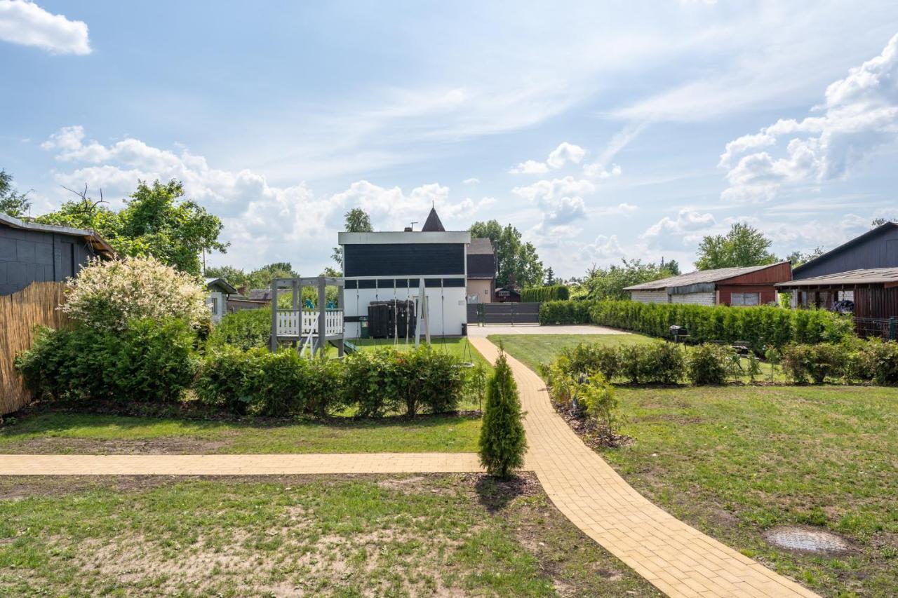 Villa Family Garden House With Free Private Parking & Playground à Riga Extérieur photo