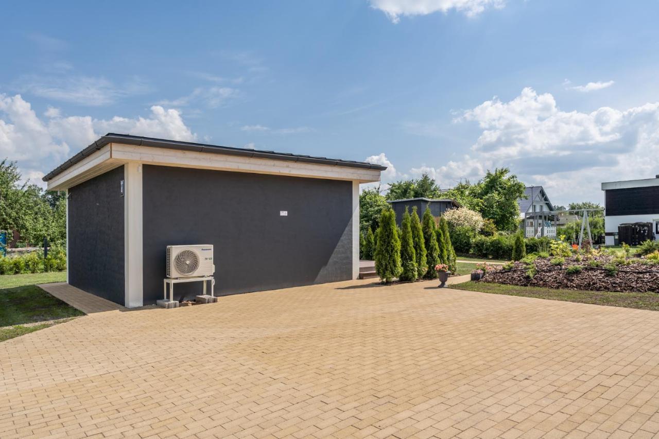 Villa Family Garden House With Free Private Parking & Playground à Riga Extérieur photo