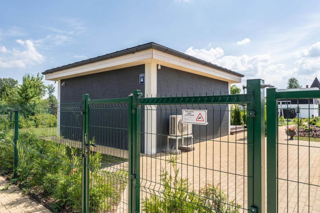 Villa Family Garden House With Free Private Parking & Playground à Riga Extérieur photo