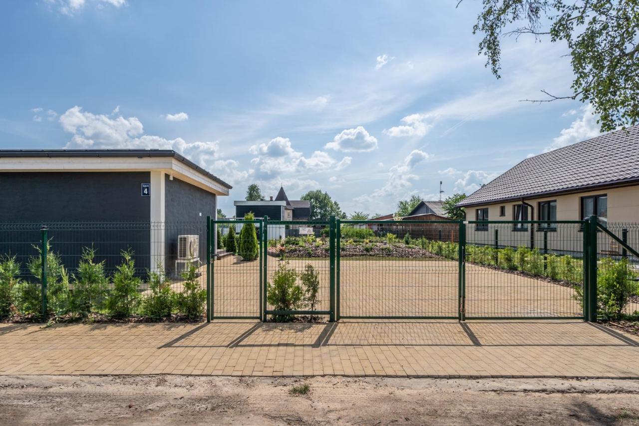 Villa Family Garden House With Free Private Parking & Playground à Riga Extérieur photo